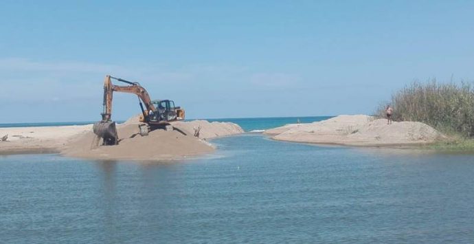 Discarica a rischio inondazione, riaperta la foce dell’Angitola