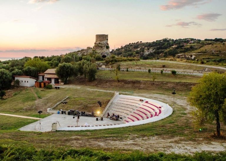 Ricadi, a Torre Marrana iniziano i weekend di Avvistamenti teatrali