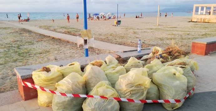 I volontari del Bivona beach festival puliscono la spiaggia con l’aiuto… dei bagnanti