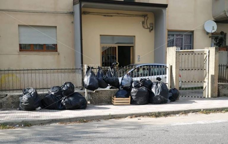 Rifiuti a Vibo, è corto circuito sui sacchi neri: la spazzatura resta in strada