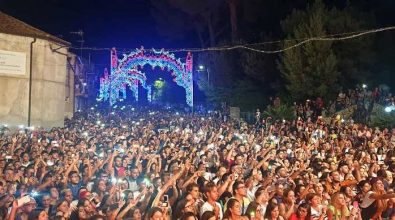 Bagno di folla a San Costantino per il concerto di Federica Carta e Shade