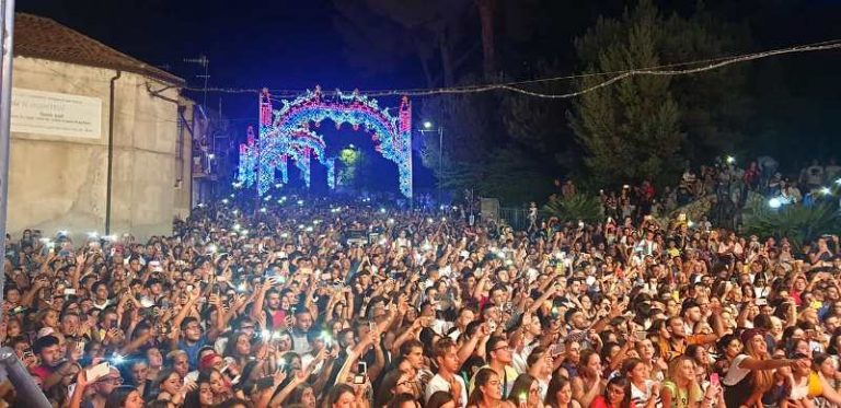 Bagno di folla a San Costantino per il concerto di Federica Carta e Shade