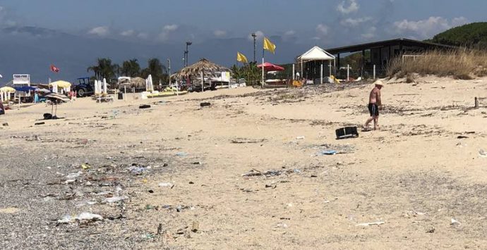 Tornano in vacanza a Pizzo, trovano la spiaggia sporca e decidono di ripulirla