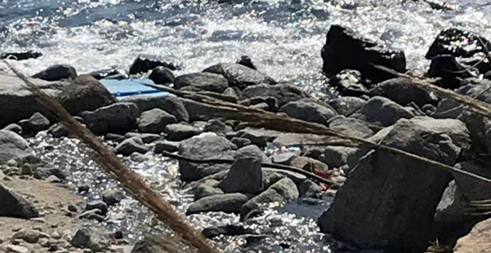 Reflui nel “La Morte” a Joppolo, divieto di balneazione alla foce del torrente