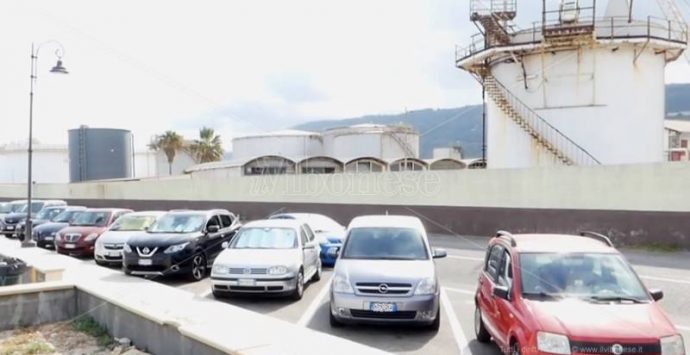 Vibo Marina, il petrolio (e le regole) sfrattano i turisti? – Video