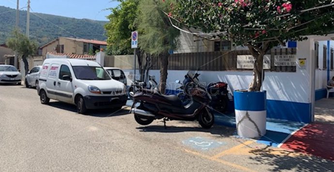 Occupazione “abusiva” dei parcheggi per disabili, cresce l’indignazione a Vibo Marina