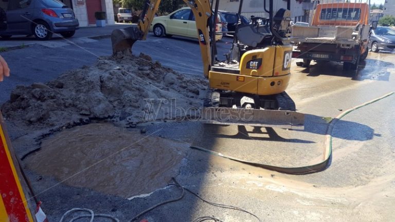 Vibo, grossa perdita di acqua in centro: possibili disagi – Video