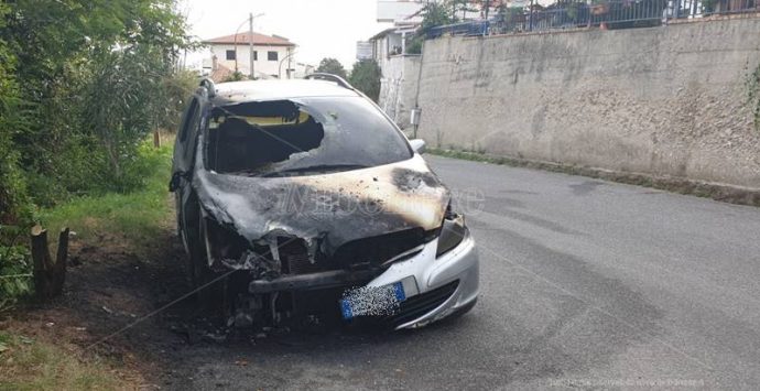 Notte di fuoco a Tropea, auto in fiamme alle porte della città