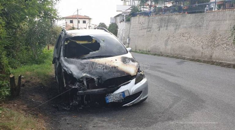 Notte di fuoco a Tropea, auto in fiamme alle porte della città