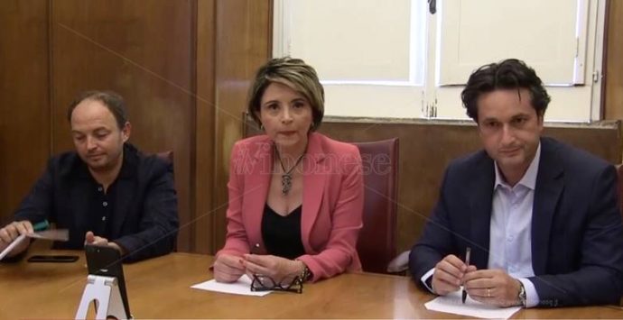 Emergenza rifiuti a Vibo, il sindaco: «Il peggio è alle spalle, ora il nuovo appalto» – Video