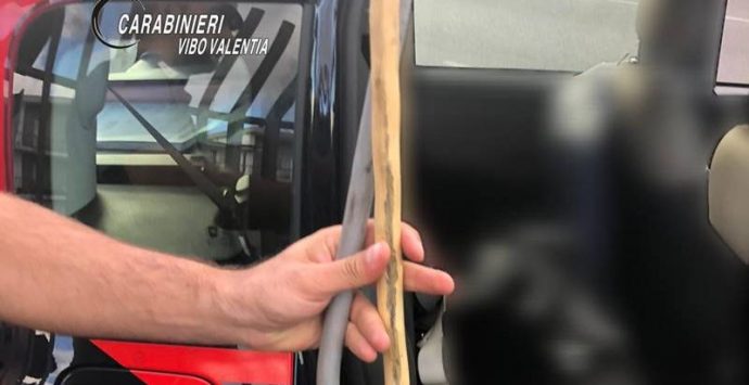 Sorpreso con bastone e cavo elettrico in auto, denunciato 26enne vibonese
