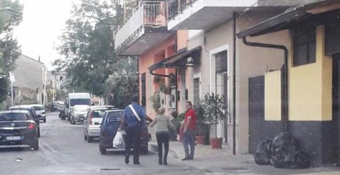 Mileto, il carabiniere gentiluomo che aiuta la vecchietta con la spesa