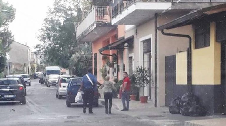 Mileto, il carabiniere gentiluomo che aiuta la vecchietta con la spesa