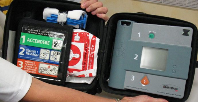Pizzoni, il Comune organizza un corso per l’uso del defibrillatore