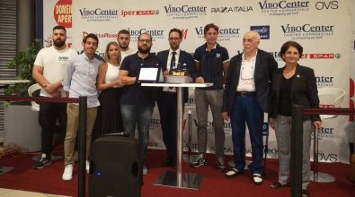Un defibrillatore in dono al centro commerciale dall’Associazione Valentia