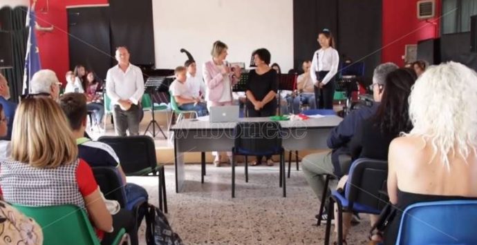 Anno scolastico al via, il sindaco Limardo sceglie il “Vespucci” di Vibo Marina – Video