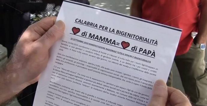 “Padri a metà”, a Vibo la protesta dei papà separati che non vedono i figli – Video