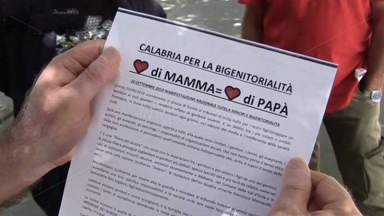 “Padri a metà”, a Vibo la protesta dei papà separati che non vedono i figli – Video