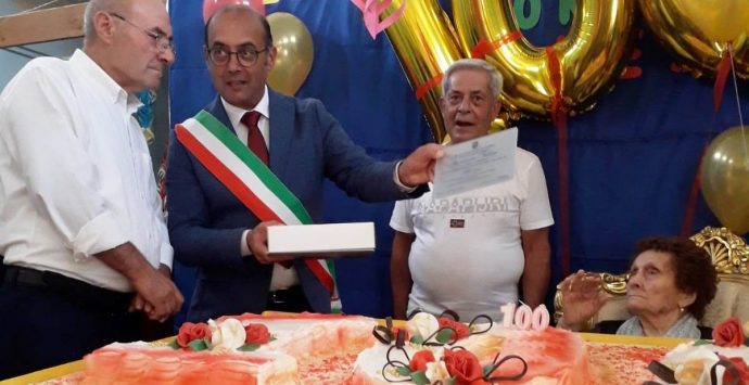 La piccola Comparni di Mileto festeggia i 100 anni di nonna Marianna