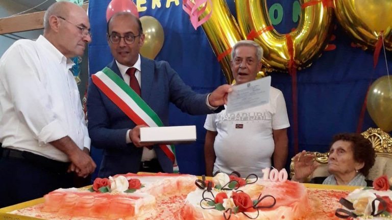 La piccola Comparni di Mileto festeggia i 100 anni di nonna Marianna