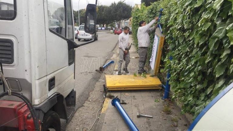 Processo impianti pubblicitari a Vibo, il giudice: «Non occorre il permesso a costruire»