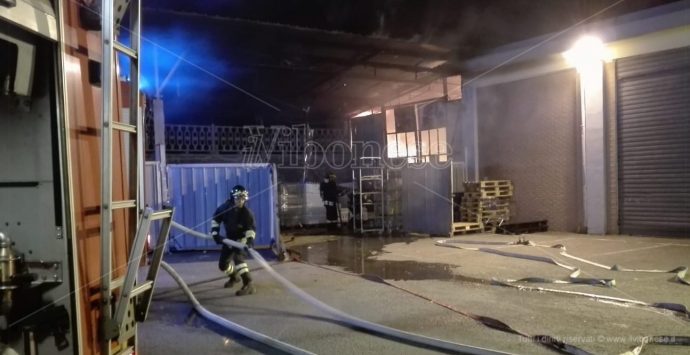 Vasto incendio manda in fumo il magazzino dell’Eurospin a Vibo
