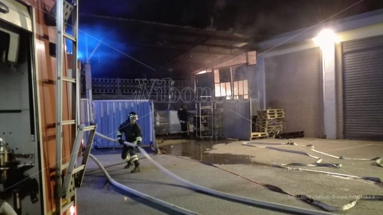 Vasto incendio manda in fumo il magazzino dell’Eurospin a Vibo