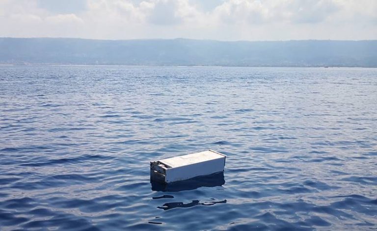 Frigo alla deriva al largo di Vibo Marina, lo scempio ambientale non conosce più limiti