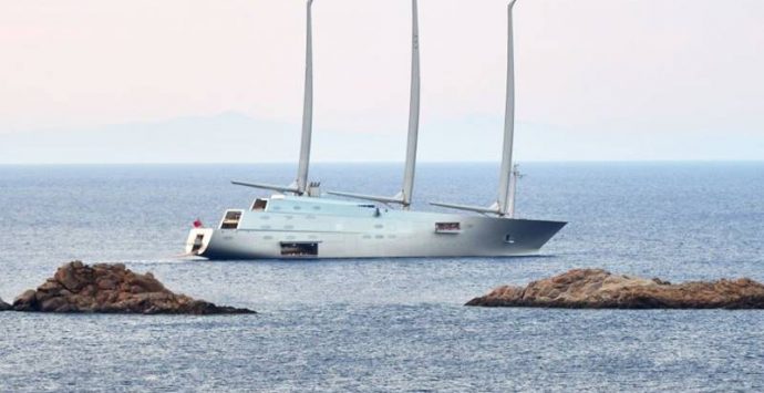 Lo yatch a vela più grande del mondo solca le acque di Vibo Marina