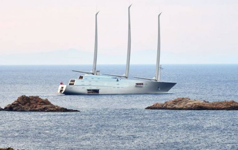Lo yatch a vela più grande del mondo solca le acque di Vibo Marina
