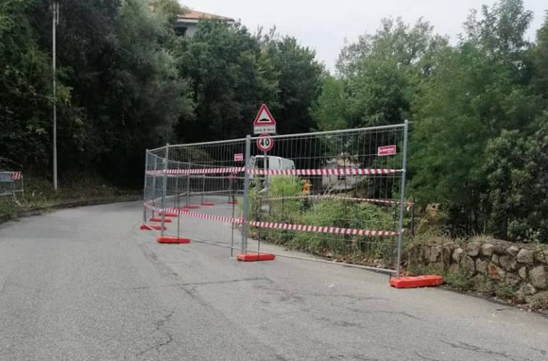 Cede la strada a Longobardi, istituito senso unico alternato