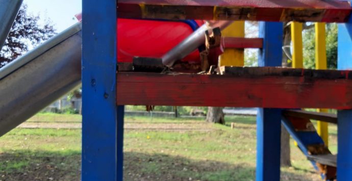 Mileto, il parco dell’ex Foro Boario devastato a poche ore dalla riapertura – Foto