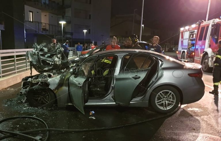 Auto in fiamme a Vibo, indaga la Polizia – Foto
