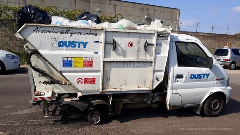 Camion della Dusty abbandonato in strada privo di una ruota