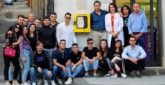 Filadelfia, l’associazione Alvin dona un defibrillatore alla comunità