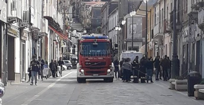 Crolla un cornicione in pieno centro a Vibo, paura lungo il corso principale della città
