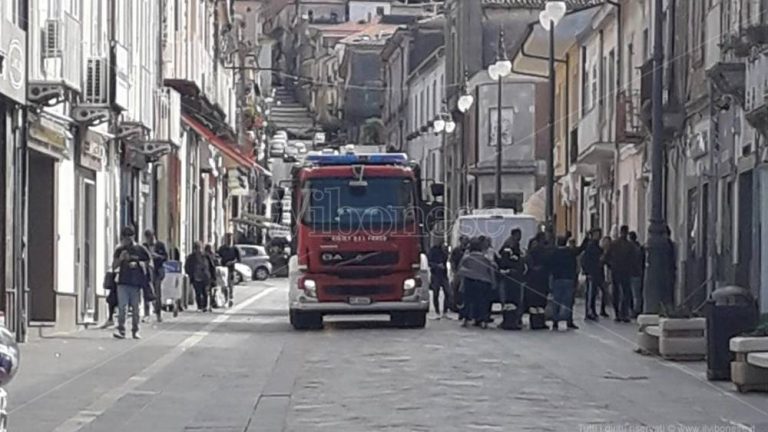 Crolla un cornicione in pieno centro a Vibo, paura lungo il corso principale della città