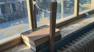 Finestra chiusa con mezzi di fortuna in una scuola di Vibo Marina, la foto fa il giro del web