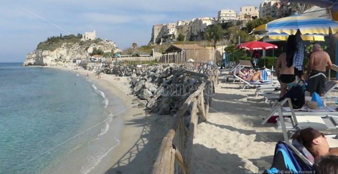 L’estate infinita di Tropea, turisti e tuffi in pieno autunno – Video