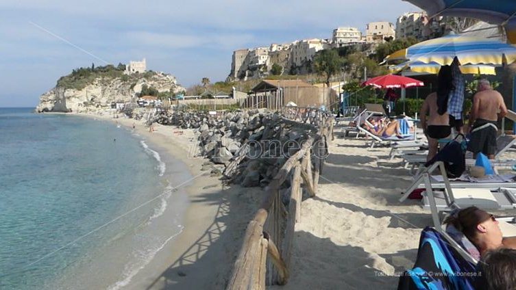 L’estate infinita di Tropea, turisti e tuffi in pieno autunno – Video