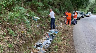 Rifiuti lungo l’ex Statale 110, avviata la pulizia dei margini – Video