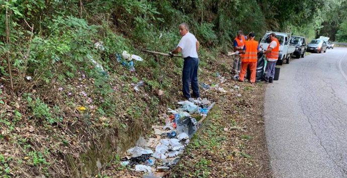 Rifiuti lungo l’ex Statale 110, avviata la pulizia dei margini – Video