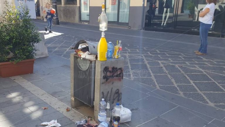 Sabato sera da leoni, domenica mattina da… Corso Vittorio Emanuele come una discarica – Foto