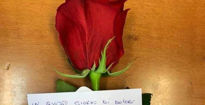 Una rosa per gli agenti uccisi, l’omaggio di un cittadino alla Questura di Vibo
