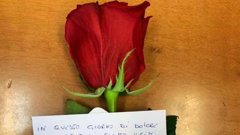 Una rosa per gli agenti uccisi, l’omaggio di un cittadino alla Questura di Vibo