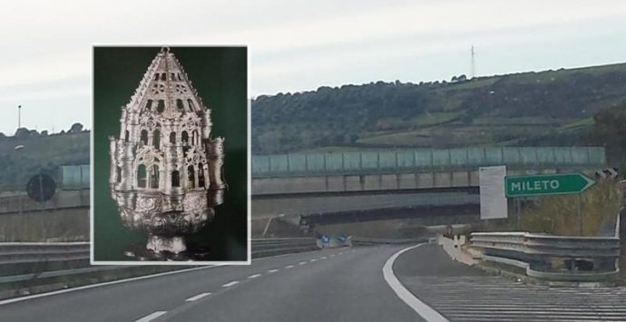 Il turibolo di Mileto sul mega cartellone dello svincolo autostradale
