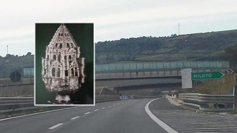 Il turibolo di Mileto sul mega cartellone dello svincolo autostradale