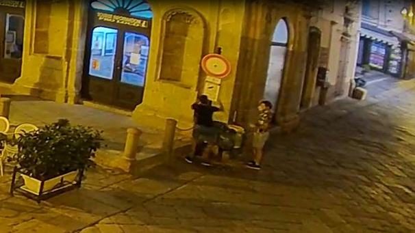 Tropea, vandali in azione beccati dalle telecamere e denunciati – Video