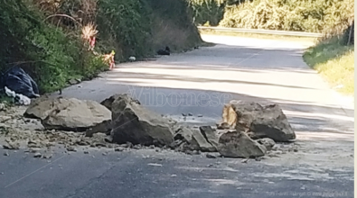 Enormi massi precipitano sulla strada: paura a Vena Media