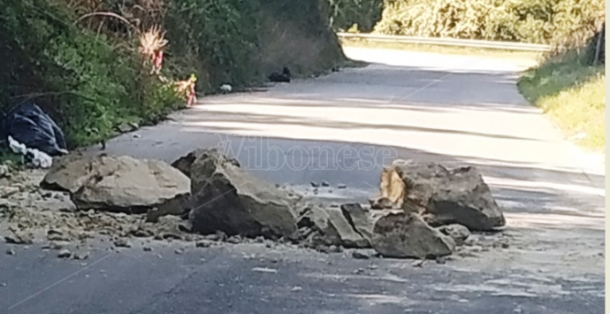 Enormi massi precipitano sulla strada: paura a Vena Media